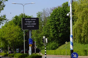 Maastricht_-_Akersteenweg_-_maxtrixbord_met_coronawaarschuwing by Otter